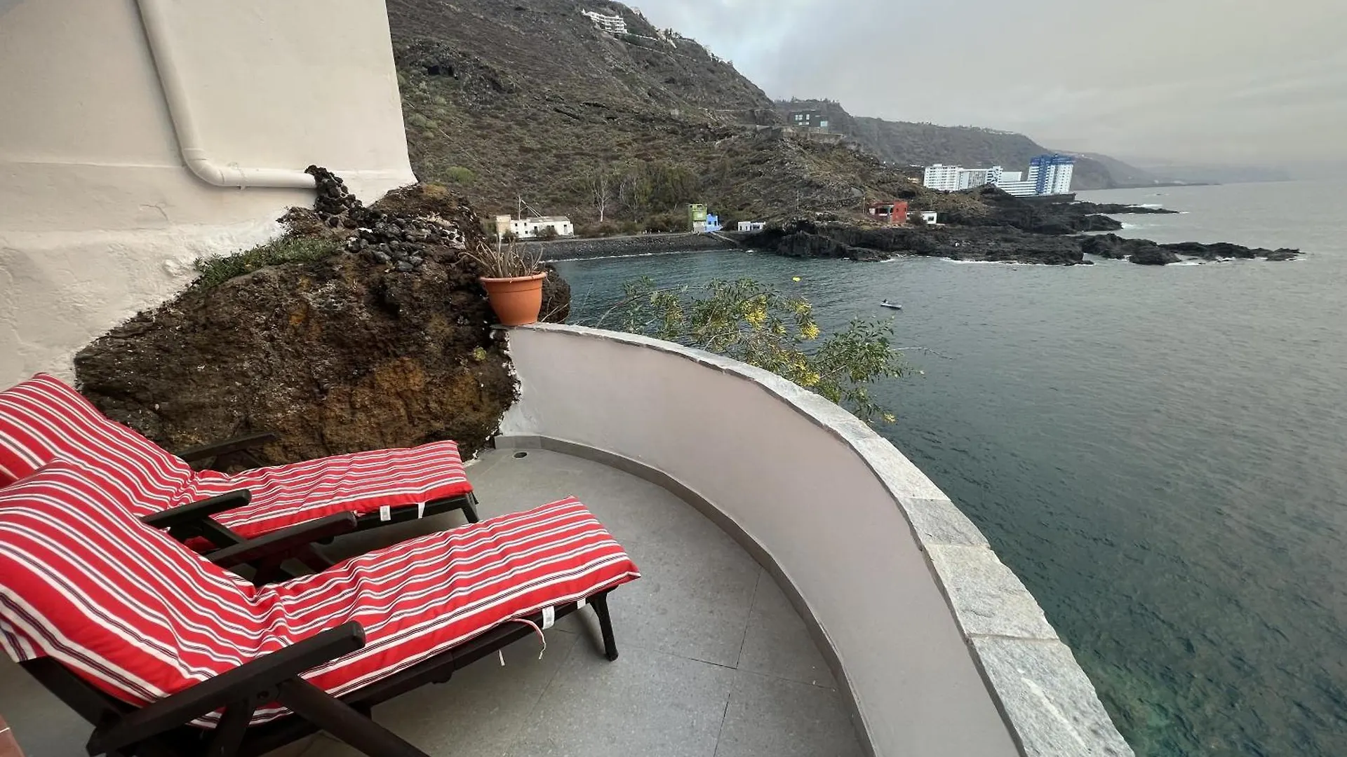 Manolo Pris En El Mar Teide Con Piscina Natural El Pris